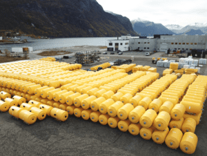 Sjøbarriere bøyer ved fabrikk på Åndalsnes og klare for levering