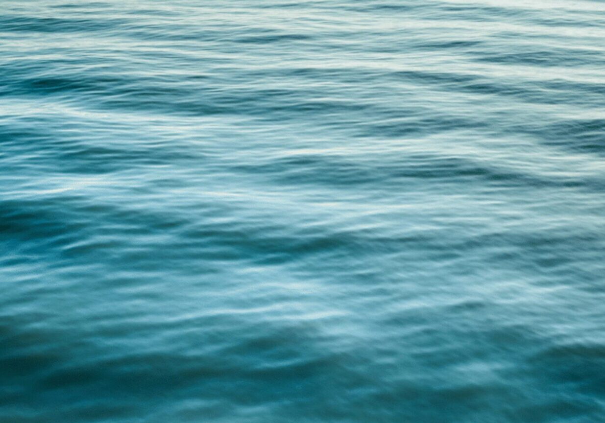 Rotational moulding - Ovun - capabilities Ocean waves symbolizing sustainability and the marine applications of Ovun’s rotational moulding solutions.